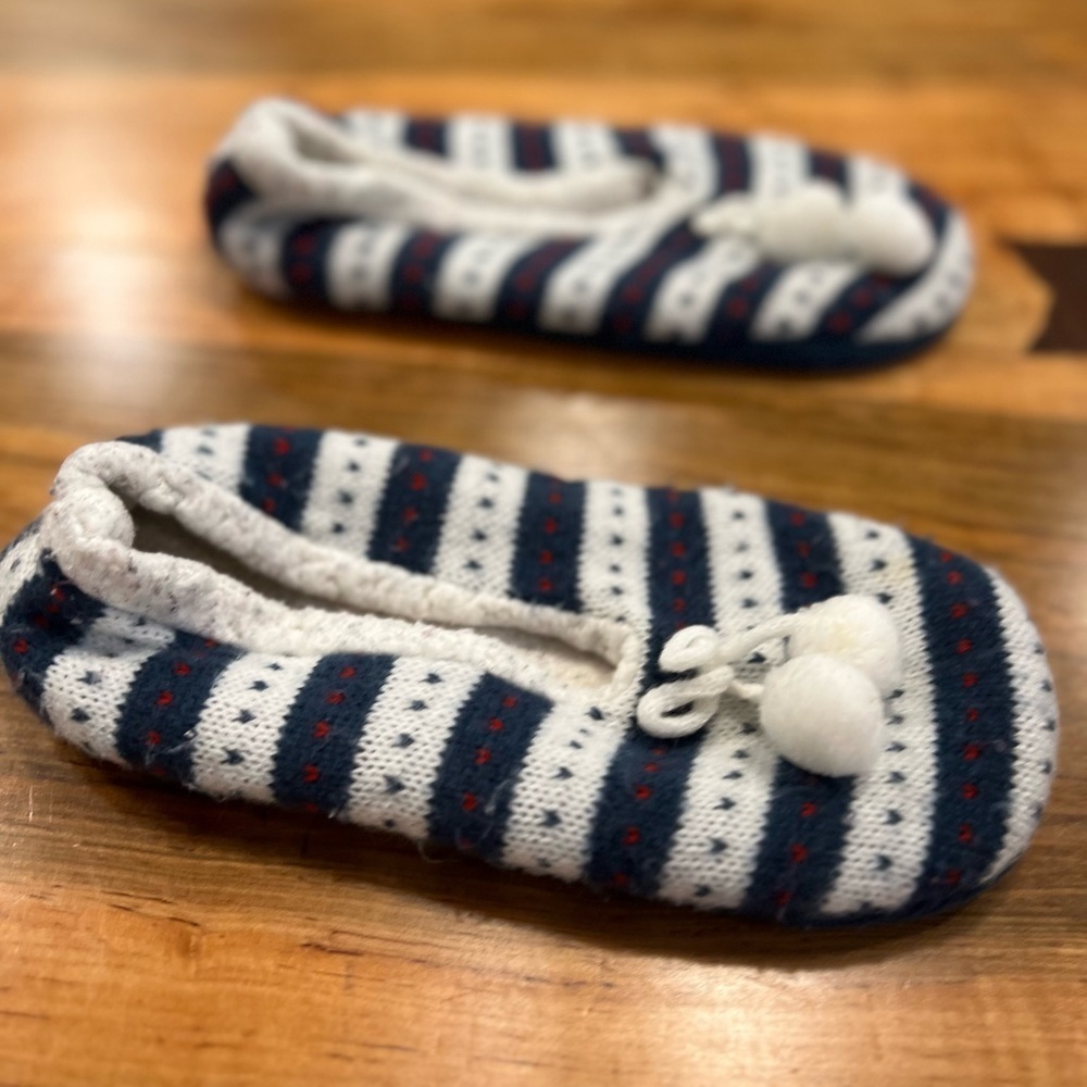 Comfy slippers size 9 in GUC - Picture 4 of 6
